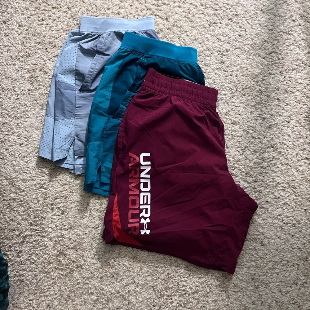 Men’s Under Armour shorts bundle size L 7” inseam